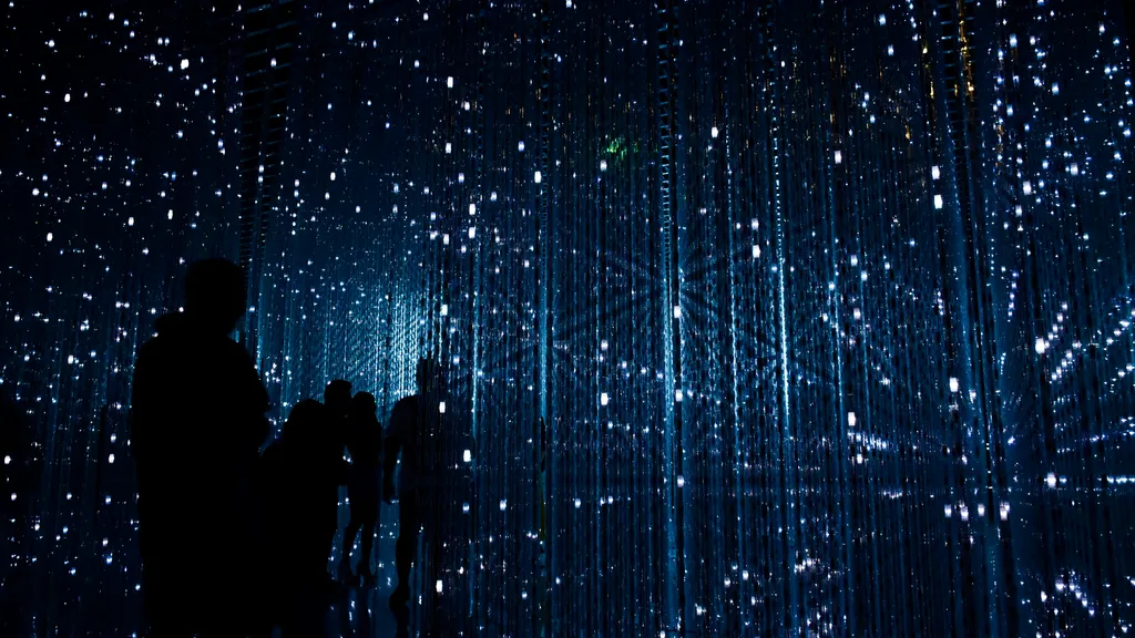 Atmospheric installation — the long form of what becomes clear in a chat